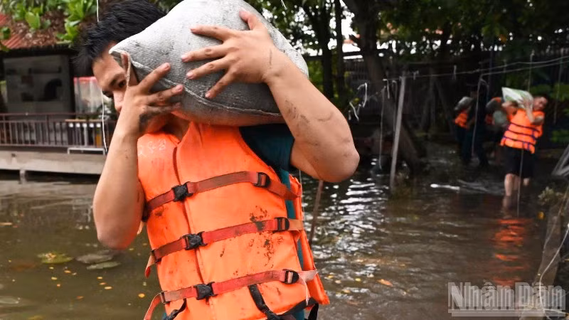 Từ 16 giờ ngày 24/10, các hộ dân đã chuẩn bị bao cát gia cố trước nhà ngăn triều cường dâng.