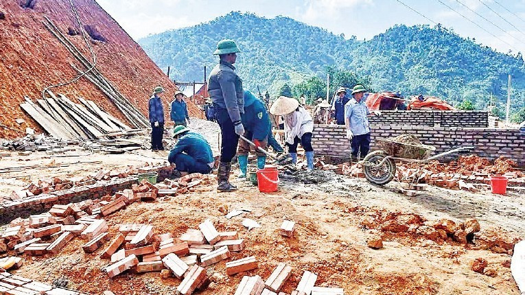 Được tỉnh Thái Nguyên đầu tư Khu tái định cư Liên Phương, xã Văn Lăng, người dân tiến hành làm nhà ở để ổn định cuộc sống lâu dài, tránh sạt lở.