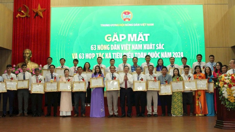 Đồng chí Lương Quốc Đoàn, Ủy viên Trung ương Đảng, Chủ tịch Ban Chấp hành Trung ương Hội Nông dân Việt Nam tặng bằng khen cho 63 nông dân xuất sắc năm 2024.