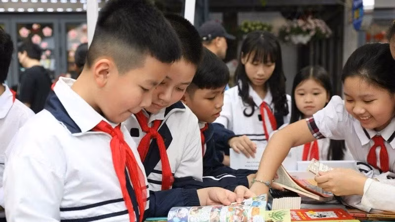 Phố sách trở thành địa chỉ quen thuộc trong hoạt động tham quan, trải nghiệm của học sinh.