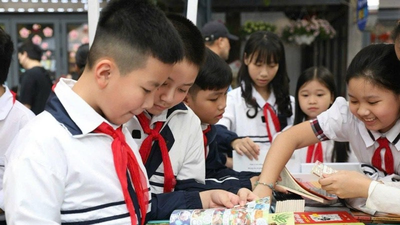 Phố sách trở thành địa chỉ quen thuộc trong hoạt động tham quan, trải nghiệm của học sinh.