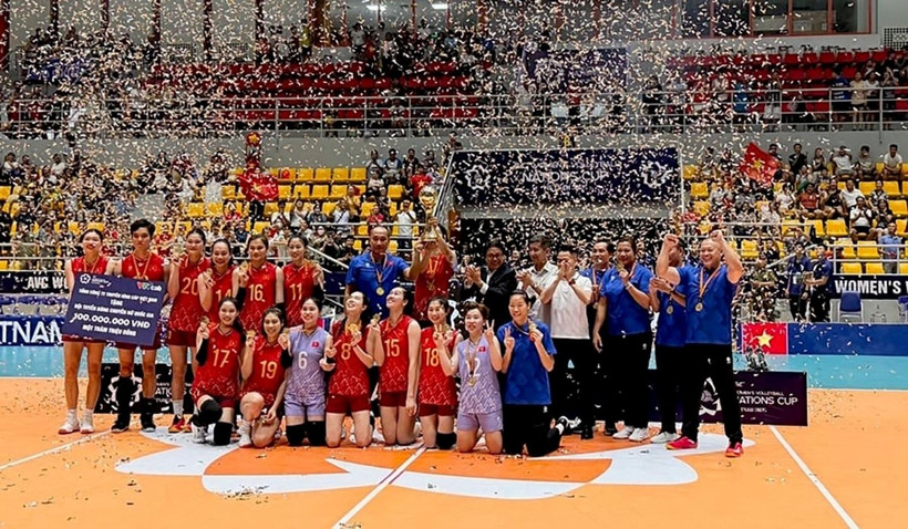 Niềm vui lần thứ ba liên tiếp vô địch AVC Nations Cup của đội tuyển bóng chuyền nữ Việt Nam. (Ảnh MINH MINH)