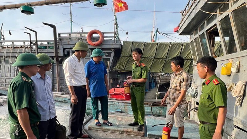Công an cùng Biên phòng Thanh Hóa hướng dẫn chủ tàu cá, ngư dân sử dụng thiết bị phòng cháy, chữa cháy.