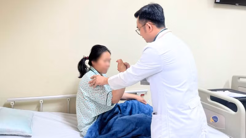 Bác sĩ thăm khám bệnh nhân sau đột quỵ. (Ảnh: Bệnh viện cung cấp)