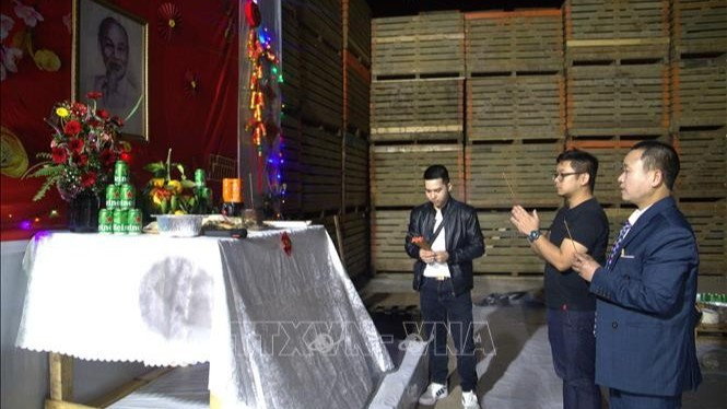 Đại diện Đại sứ quán Việt Nam tại Israel và cộng đồng người Việt Nam dâng hương trước bàn thờ Chủ tịch Hồ Chí Mình. 