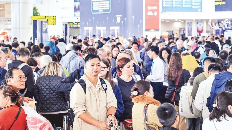 Chiều 4/1, lượng hành khách qua Cảng hàng không quốc tế Nội Bài tăng cao.