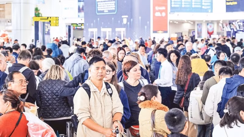 Chiều 4/1, lượng hành khách qua Cảng hàng không quốc tế Nội Bài tăng cao.