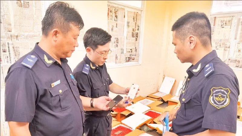Một vụ buôn lậu điện thoại di động được lực lượng hải quan phát hiện, bắt giữ năm 2025. (Ảnh: Cục Hải quan Việt Nam)