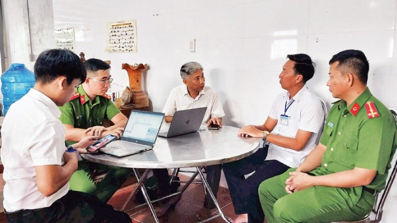 Đoàn kiểm tra làm việc với đại diện cơ sở homestay Your House Phú Quốc 2, đặc khu Phú Quốc.