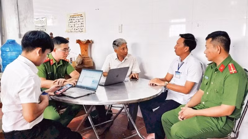 Đoàn kiểm tra làm việc với đại diện cơ sở homestay Your House Phú Quốc 2, đặc khu Phú Quốc.