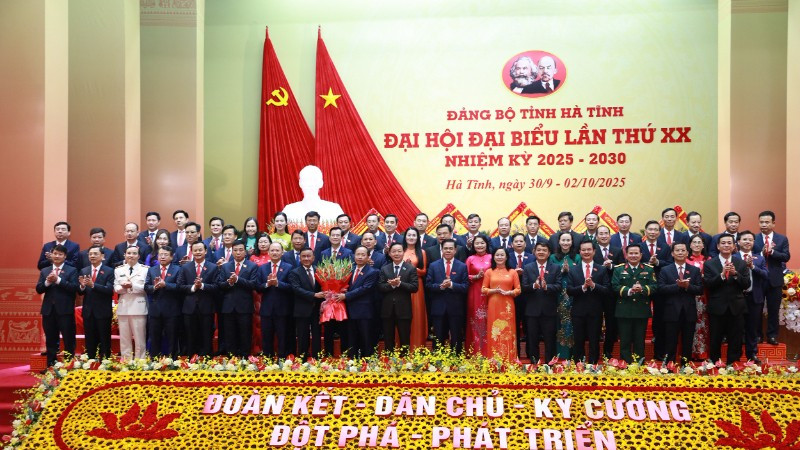 Đồng chí Trần Cẩm Tú, Ủy viên Bộ Chính trị, Thường trực Ban Bí thư tặng hoa chúc mừng Ban Chấp hành Đảng bộ tỉnh khóa XX.
