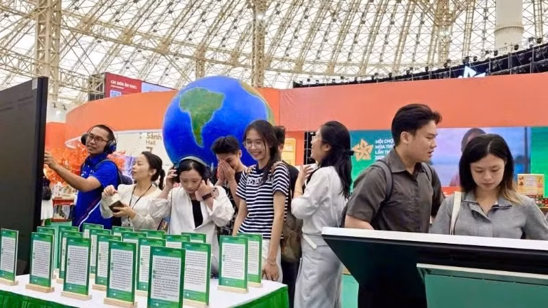 Bạn đọc trải nghiệm tiện ích của xuất bản điện tử.