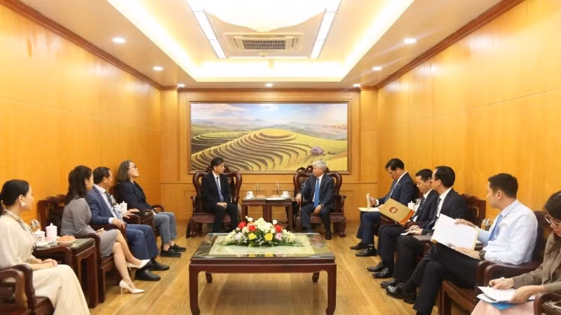 Đồng chí Đỗ Văn Chiến, Ủy viên Bộ Chính trị, Bí thư Trung ương Đảng, Chủ tịch Ủy ban Trung ương Mặt trận Tổ quốc Việt Nam (bên phải) tiếp Chủ tịch Hiệp hội Kinh tế và Văn hóa Hàn Quốc-Việt Nam (KOVECA).