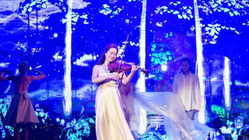 Nghệ sĩ viola Nguyệt Thu trong một chương trình hòa nhạc tại Hà Nội.