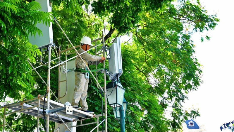 Đội ngũ kỹ thuật Viettel đang lắp đặt, bổ sung mạng lưới tại các tuyến phố quan trọng diễn ra các hoạt động kỷ niệm Quốc khánh 2/9 tại Thủ đô Hà Nội. (Ảnh: ANH TUẤN)