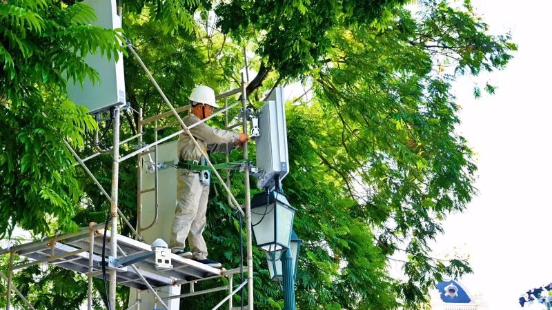 Đội ngũ kỹ thuật Viettel đang lắp đặt, bổ sung mạng lưới tại các tuyến phố quan trọng diễn ra các hoạt động kỷ niệm Quốc khánh 2/9 tại Thủ đô Hà Nội. (Ảnh: ANH TUẤN)