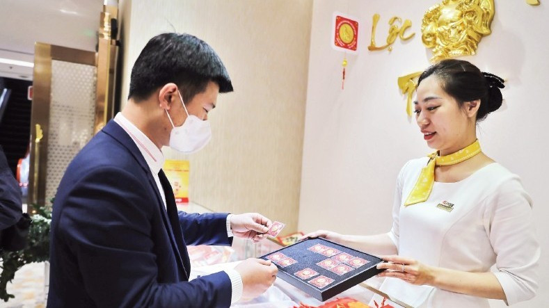 Người dân giao dịch tại một cửa hàng kinh doanh vàng bạc ở Hà Nội. (Ảnh: THẾ ĐẠI)