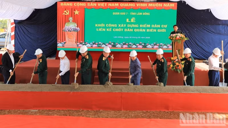 Đại tướng Nguyễn Trọng Nghĩa, Ủy viên Bộ Chính trị, Bí thư Trung ương Đảng, Ủy viên Thường vụ Quân ủy Trung ương, Chủ nhiệm Tổng cục Chính trị Quân đội nhân dân Việt Nam dự Lễ khởi công xây dựng điểm dân cư liền kề chốt dân quân biên giới tại xã Quảng Trực, tỉnh Lâm Đồng.