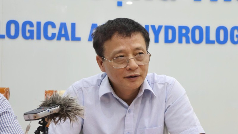 Ông Nguyễn Bá Thủy, Phó Giám đốc Trung tâm Dự báo khí tượng thủy văn quốc gia thông báo về sóng lớn nước dâng trong bão số 10.