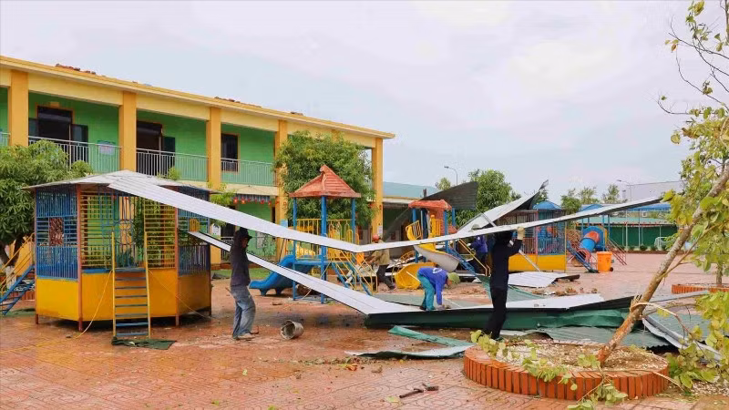 Các đơn vị trường học trên địa bàn xã Hưng Nguyên (tỉnh Nghệ An) khắc phục thiệt hại sau bão số 5.