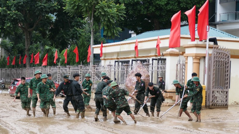 Lực lượng quân đội tham gia khắc phục hậu quả mưa lũ ở phường Hà Giang 1 và 2.