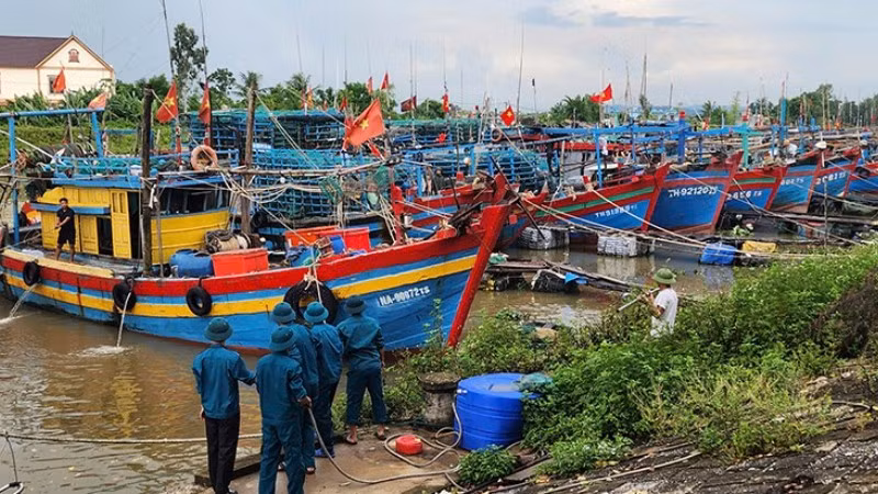 Lực lượng chức năng xã Tiên Trang hướng dẫn, hỗ trợ chủ tàu neo đậu phương tiện an toàn, tránh va đập.