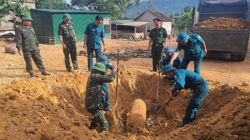 Quả bom nằm sâu dưới lòng đất khoảng 4m, cách nhà dân khoảng 50m và còn nguyên kíp nổ. (Ảnh: TRỌNG KIÊN)