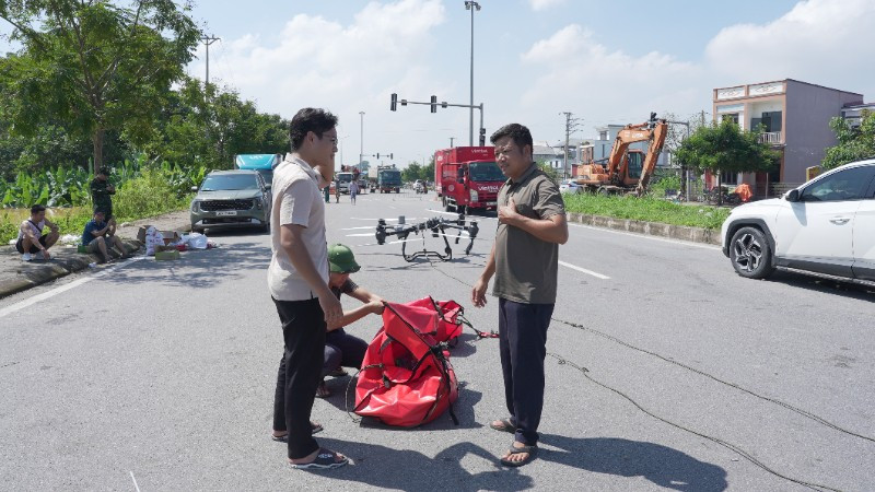 Nhân viên Viettel Post trao đổi nhanh phương án sử dụng drone để vận chuyển hàng cứu trợ người dân vùng bị cô lập do mưa lũ. (Ảnh: Đức Thọ)