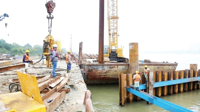 Các nhà thầu tập trung thi công, đẩy nhanh tiến độ dự án cầu Trần Hưng Đạo. (Ảnh: QUỐC TOẢN)