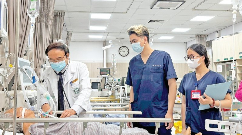 Tiếp nhận, cấp cứu cho người bệnh tại Trung tâm Cấp cứu A9 (Bệnh viện Bạch Mai).