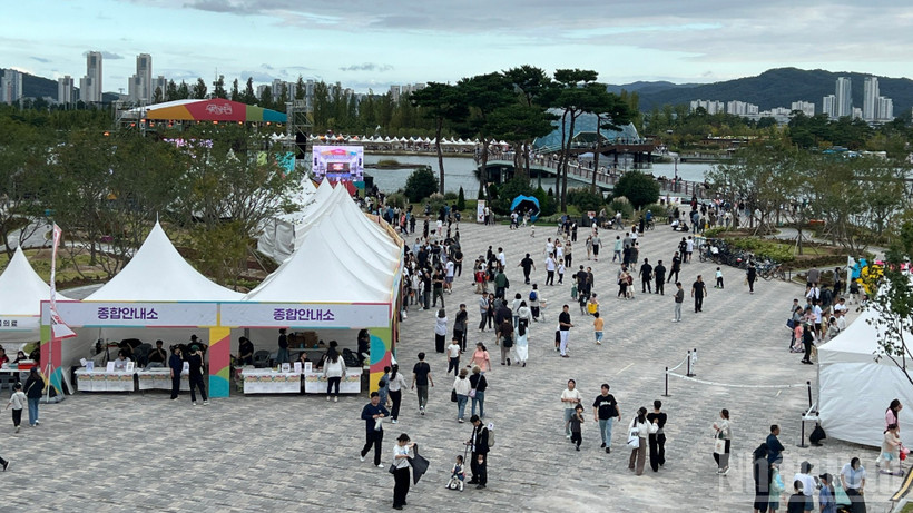 Với chủ đề “Sejong, ôm trọn ngôn ngữ Hàn”, lễ hội tiếng Hàn thành phố Sejong (Sejong Hangeul Festival) năm 2025 diễn ra tại công viên hồ Sejong. (Ảnh: ANH TUẤN)