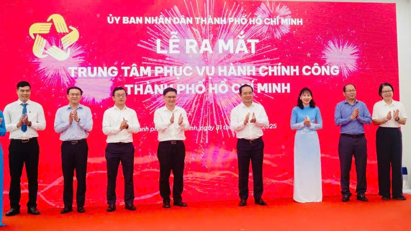 Các đại biểu tại lễ ra mắt.