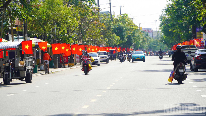 Nhiều tuyến đường ở trung tâm tỉnh lỵ Quảng Nam (cũ) rực rỡ cờ hoa chào đón năm mới 2026.
