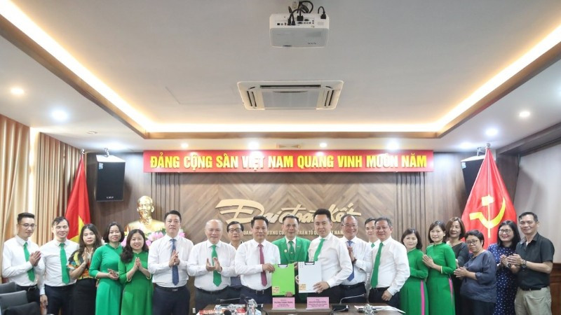 Hai bên ký kết phát hành 2.000 quyển/kỳ của ấn phẩm "Tinh hoa Việt" trong thời gian 12 kỳ (1 năm).