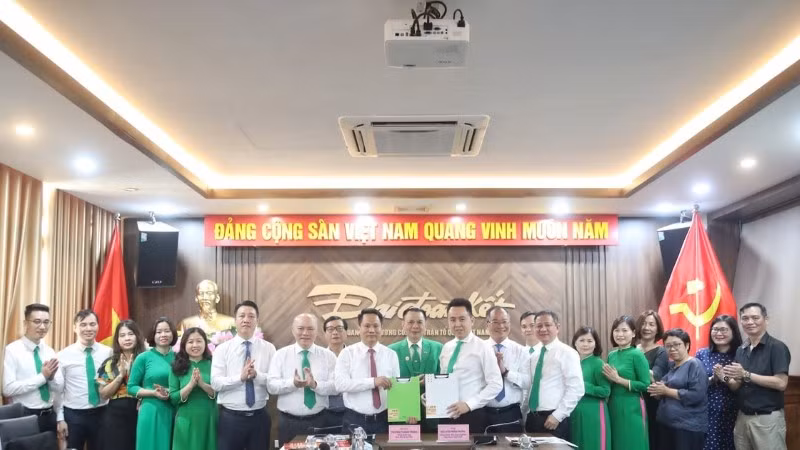 Hai bên ký kết phát hành 2.000 quyển/kỳ của ấn phẩm "Tinh hoa Việt" trong thời gian 12 kỳ (1 năm).