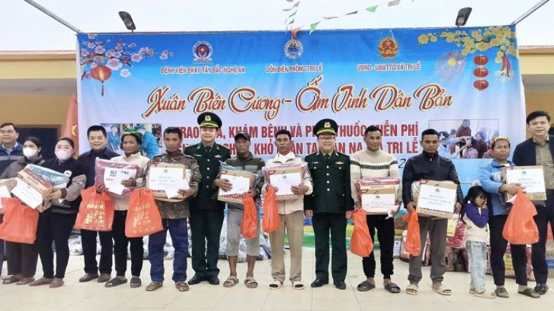 Đồn Biên phòng Tri Lễ phối hợp trao tặng quà cho đồng bào.