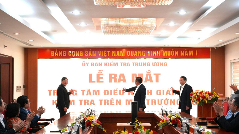 Các đồng chí lãnh đạo ấn nút khai trương Trung tâm điều hành giám sát, kiểm tra trên môi trường số của toàn ngành Kiểm tra Đảng.