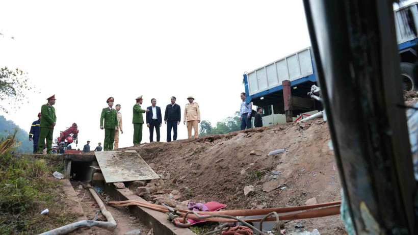 Đồng chí Nguyễn Đình Việt, Phó Bí thư Tỉnh ủy, Chủ tịch Ủy ban nhân dân tỉnh Sơn La, Trưởng ban An toàn giao thông tỉnh trực tiếp chỉ đạo tại hiện trường xảy ra vụ tai nạn giao thông.