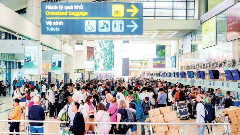 Hành khách làm thủ tục hàng không tại Nhà ga T1 Cảng hàng không quốc tế Nội Bài.