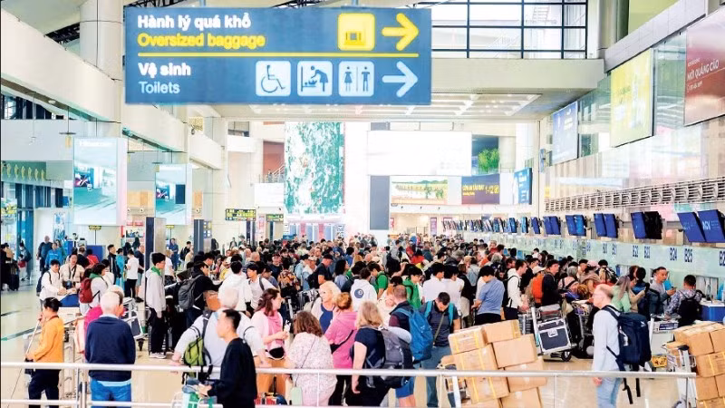 Hành khách làm thủ tục hàng không tại Nhà ga T1 Cảng hàng không quốc tế Nội Bài.