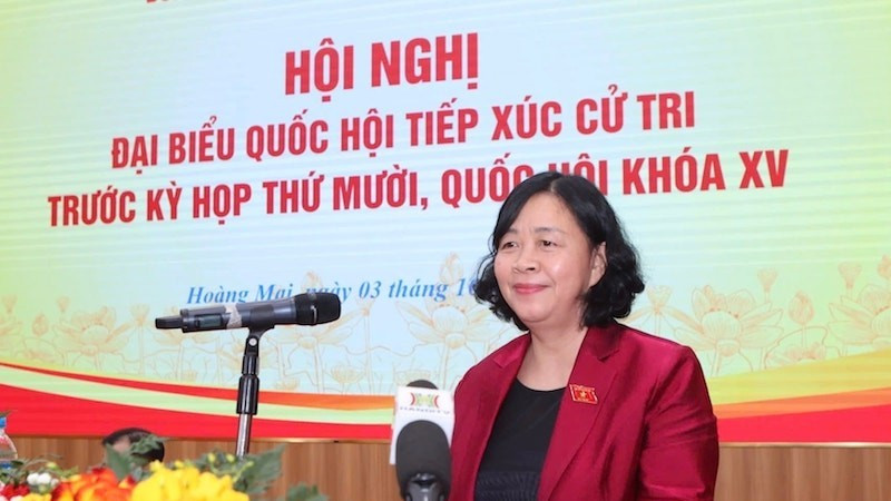 Đồng chí Bùi Thị Minh Hoài phát biểu tại buổi tiếp xúc cử tri.