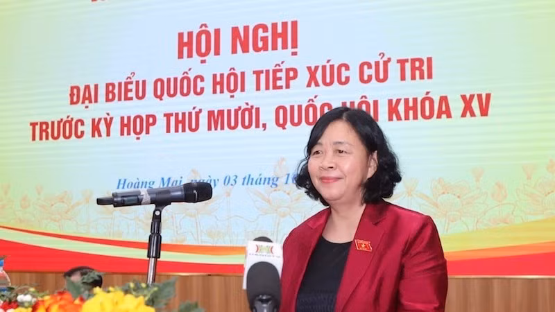 Đồng chí Bùi Thị Minh Hoài phát biểu tại buổi tiếp xúc cử tri.