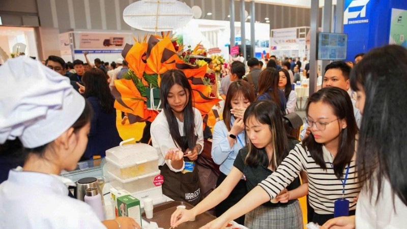 Khách hàng tham quan và dùng thử các sản phẩm thủy sản xuất khẩu tại Hội chợ Vietfish 2025. (Ảnh: THANH YẾN)