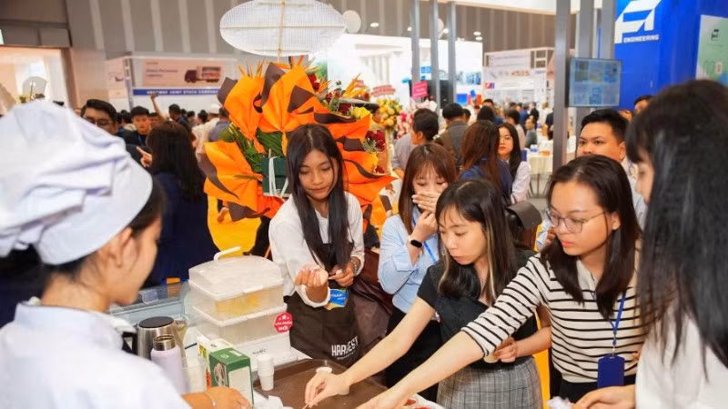 Khách hàng tham quan và dùng thử các sản phẩm thủy sản xuất khẩu tại Hội chợ Vietfish 2025. (Ảnh: THANH YẾN)