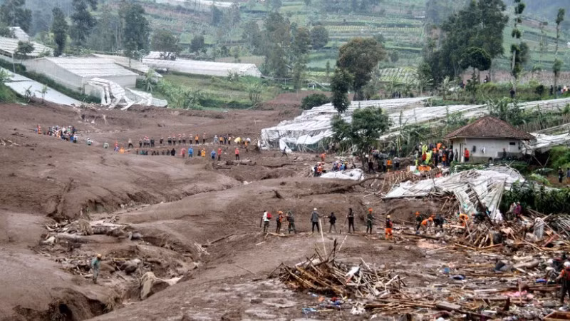 Hiện trường vụ lở đất tại Tây Bandung, tỉnh Tây Java, Indonesia, ngày 24/1/2026. (Ảnh: THX/TTXVN)