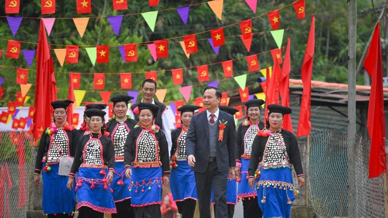 Đồng chí Tạ Văn Sơn, Bí thư Đảng ủy xã Mường Nhé chung vui cùng bà con dân tộc Si La ở bản Nậm Sin trong Lễ đón bằng công nhận di sản văn hóa phi vật thể quốc gia là Lễ mừng cơm mới của dân tộc Si La. (Ảnh: MAI GIÁP)