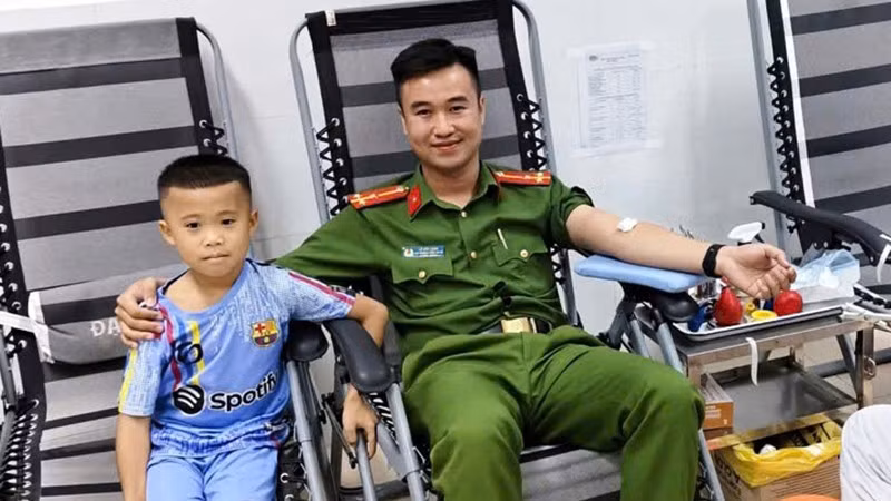 Đồng chí Lê Đức Long và bệnh nhân nhi.