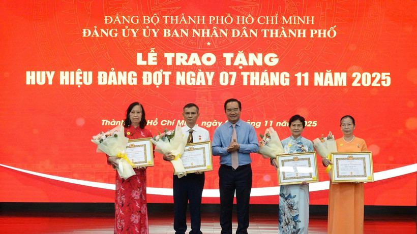 Đồng chí Nguyễn Văn Được, Ủy viên Trung ương Đảng, Phó Bí thư Thành ủy, Chủ tịch Ủy ban nhân dân Thành phố Hồ Chí Minh trao Huy hiệu Đảng cho các đảng viên tròn tuổi Đảng.