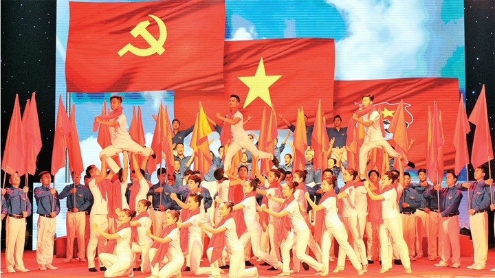 Hát, múa mừng Đảng quang vinh. (Ảnh: DUY LINH) 