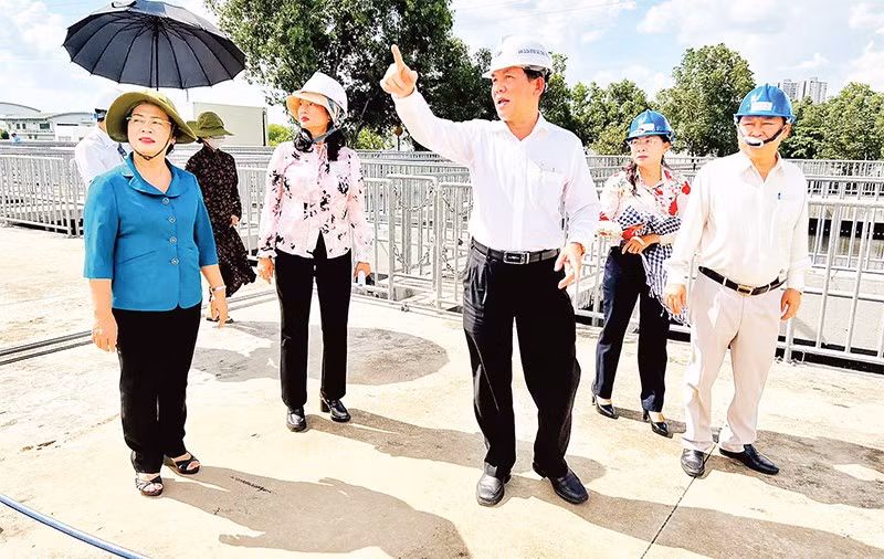 Lãnh đạo Mặt trận Tổ quốc Việt Nam thành phố Hồ Chí Minh (thời điểm trước khi vận hành bộ máy chính quyền địa phương 2 cấp) thực hiện hoạt động giám sát đối với các dự án hạ tầng trên địa bàn. 